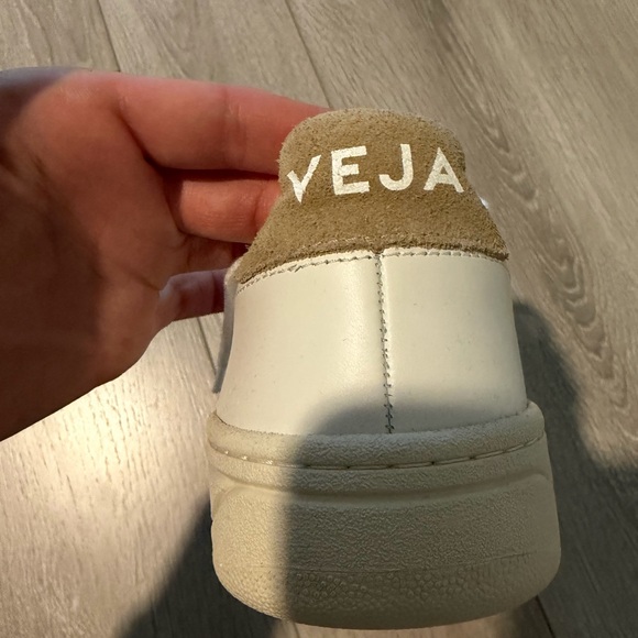 NWOT Veja V-12 Sneakers Extra White/Dune Size US 7/EU 38 - Picture 6 of 8